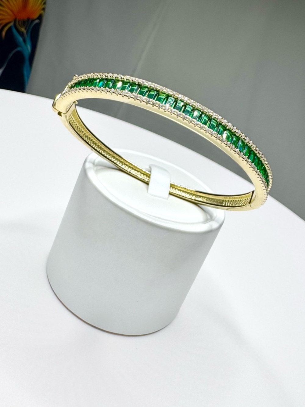 Green Emerald Bangle Bracelet - 18K Gold - Picture 8 of 8